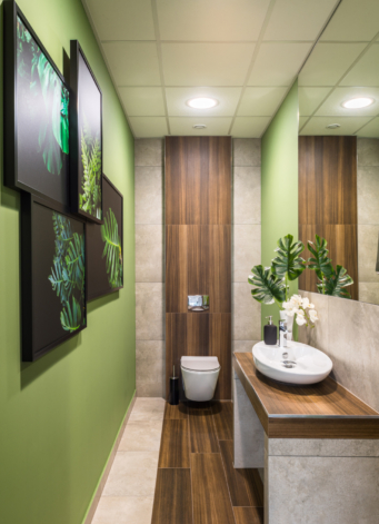 aranżacja toalety - hala produkcyjno-magazynowa z budynkiem biurowym, dla firmy DreamPen, inwestycja w Zielonej Górze